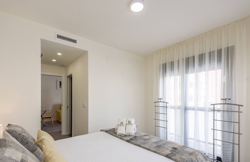 R.E.N.F.E. Apartment | Modern Apartment Next to Train/bus Station