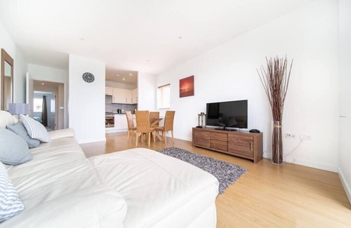 Newquay Apartment | Modern Apartment nr Fistral Beach, Private Parking