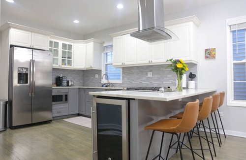 Edgewater Apartment | Modern Apartment on Quiet Street in Andersonville