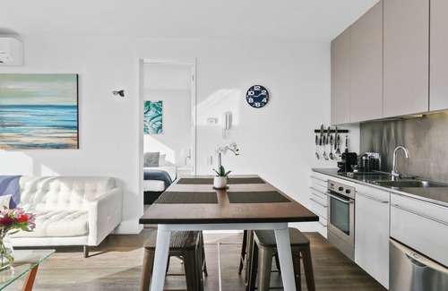 Auckland Central Business District Apartment | Modern apartment overlooking Victoria Park with Aircon and Carpark