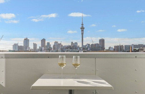 Auckland Central Business District Apartment | Modern apartment overlooking Victoria Park with Aircon and Carpark