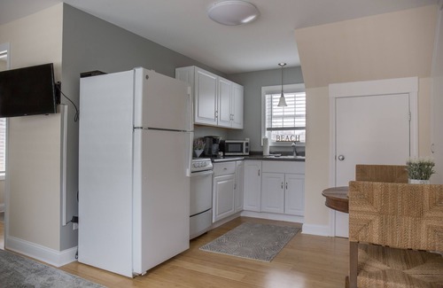 Ogunquit Apartment | Modern apartment, steps to town center, restaurants and beach.