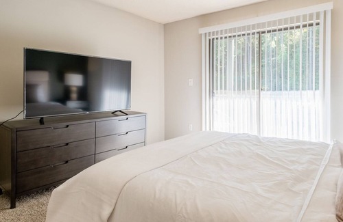 Crestline Heights Apartment | Modern Apartment in Prime Location (ID6808X36)