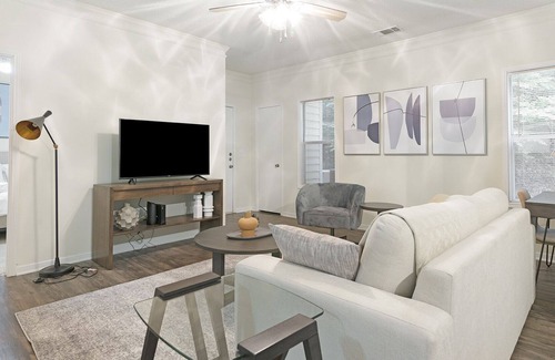 Winston - Salem Apartment | Modern Apartment in Prime Location (ID1234X500)