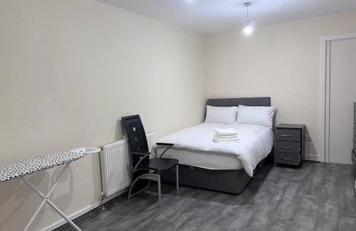 Chorlton-cum-Hardy Apartment | Modern apartment, walking distance to many places, private parking