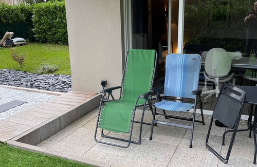 Poteries Apartment | Modern apartment with garden/Tram/free parking