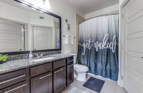 Washington Ave./ Memorial Park Apartment | Modern Apartment with WiFi, pool and fitness room in vibrant Houston