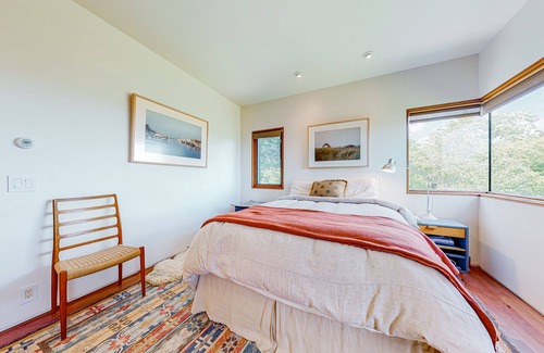 Andover House | Modern architectural gem with stunning mountain view, wood stove & firepit