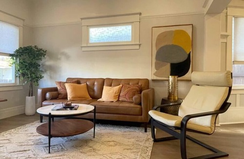 Central Sacramento House | Modern, Artsy, 2 BD, 1B Bungalow