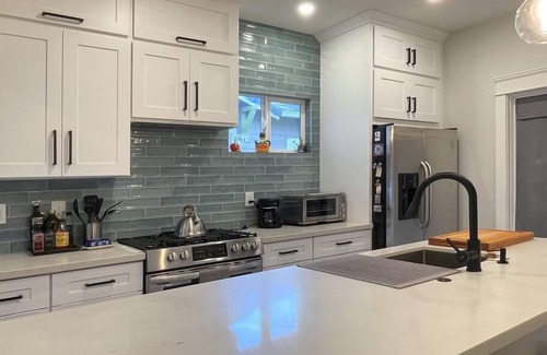 Central Sacramento House | Modern, Artsy, 2 BD, 1B Bungalow