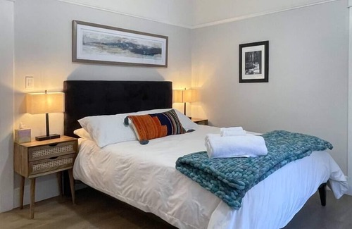 Central Sacramento House | Modern, Artsy, 2 BD, 1B Bungalow