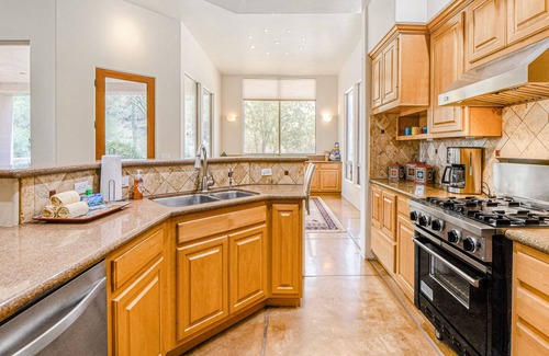 Catalina Foothills Estates House | Modern & attractive desert home with WiFi, private pool, W/D & AC - 1 dog OK