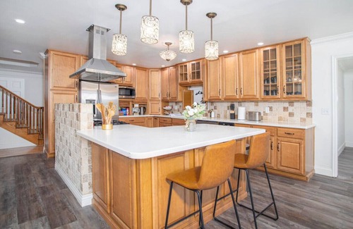 Fairbanks House | Modern Aurora Retreat 5b4b w/Basketball Court