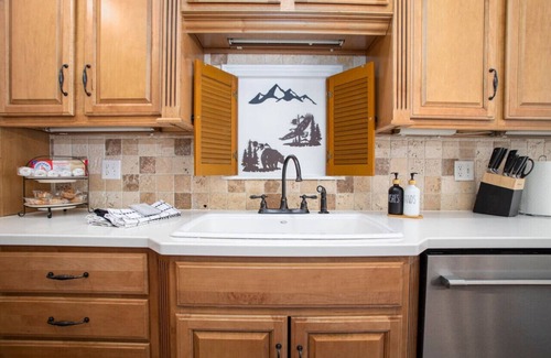 Fairbanks House | Modern Aurora Retreat 5b4b w/Basketball Court