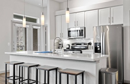 Pleasant Valley Apartment | Modern Austin 2BR 2B Apt. w/Pool, Parking & WIFI