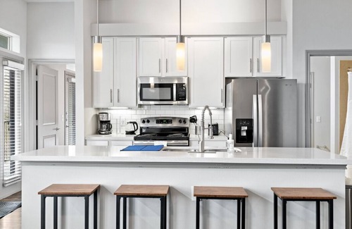 Pleasant Valley Apartment | Modern Austin 2BR 2B Apt. w/Pool, Parking & WIFI