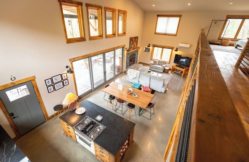 Gansevoort House | Modern Barn-Style Getaway Sleeps 10 Dog-Friendly