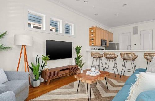 Crescent Beach House | Modern Beach Haüs 4 min walk to beach w/pool BBQ