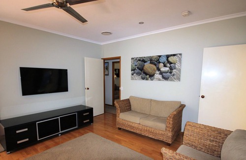 Wurtulla House | Modern Beach House - 50 metres to the water, Family & Dog Friendly, Free Wifi