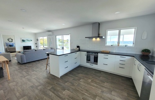 Snells Beach House | Modern Beach House w/ Gorgeous Sea View