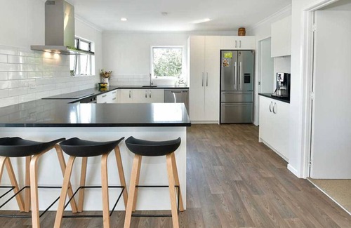 Snells Beach House | Modern Beach House w/ Gorgeous Sea View