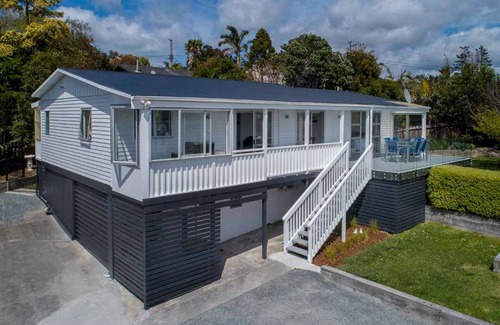 Snells Beach House | Modern Beach House w/ Gorgeous Sea View