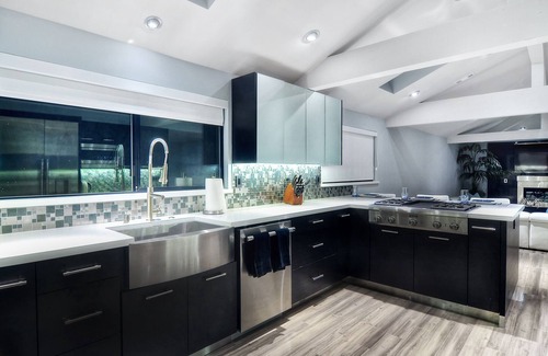 San Onofre House | Modern Beach Retreat: Private Pool & Exclusive Beach Access in Gated Community