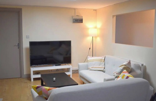 Birmingham City Centre Apartment | Modern Bedroom with 2 Bath, Short Walk to Bullring