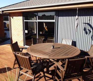 Paroa House | Modern BNB unit with Wifi and Breakfast