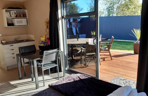 Paroa House | Modern BNB unit with Wifi and Breakfast