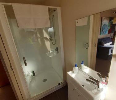 Paroa House | Modern BNB unit with Wifi and Breakfast