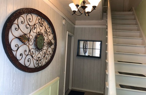 Schenectady Apartment | Modern-Bohemian quarters - King Bed-Washer/Dryer