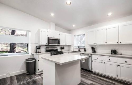 Flagstaff House | Modern Boho - Hot Tub - 9 min to Downtown