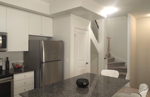 Woodbridge House | Modern Boutique Townhome Vaughan, Woodbridge 20 minutes to Airport & Attractions