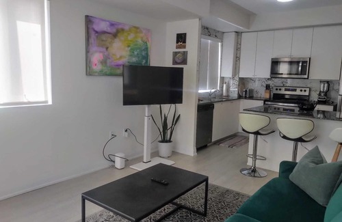 Woodbridge House | Modern Boutique Townhome Vaughan, Woodbridge 20 minutes to Airport & Attractions