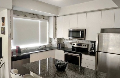 Woodbridge House | Modern Boutique Townhome Vaughan, Woodbridge 20 minutes to Airport & Attractions