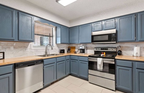 Branson West House | Modern Branson Family Cabin | Game Room | Sleeps 12