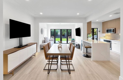 Brickell House | Modern Brickell Retreat- Top Location - Remote-Ready - Private Backyard Oasis