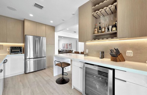 Brickell House | Modern Brickell Retreat- Top Location - Remote-Ready - Private Backyard Oasis