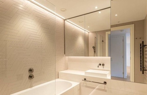 Shepherd's Bush Apartment | Modern bright 1 bedroom flat with balcony, courtyard, spa, gym & 24-hr concierge