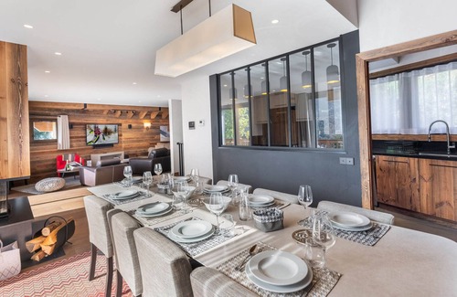 Meribel Village Ski Chalet | Modern bright chalet near slopes - 12 pers, 5 ch, parking, wifi, cleaning included