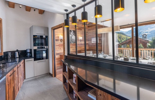 Meribel Village Ski Chalet | Modern bright chalet near slopes - 12 pers, 5 ch, parking, wifi, cleaning included