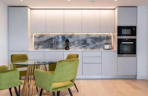 Shepherd's Bush Apartment | Modern bright flat with balcony, courtyard and gym