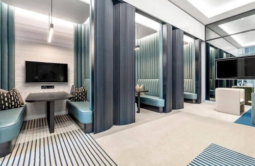Shepherd's Bush Apartment | Modern bright flat with balcony, courtyard and gym