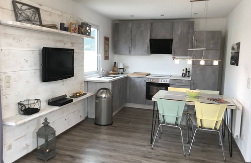 Onderdijk House | Modern, bright vacation home with lots of sun and its own jetty