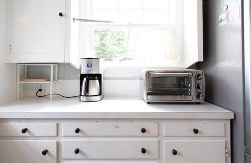 Old Bend House | Modern bungalow charm! Steps to downtown & the surf wave, salt water hot tub!