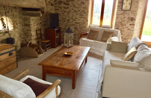 Saint-Jory-de-Chalais Cottage | Modern, calm & great views!!!