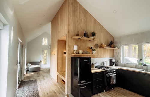 Hackensack Cabin | Modern Cabin in Forrest with Cedar Barrel Sauna