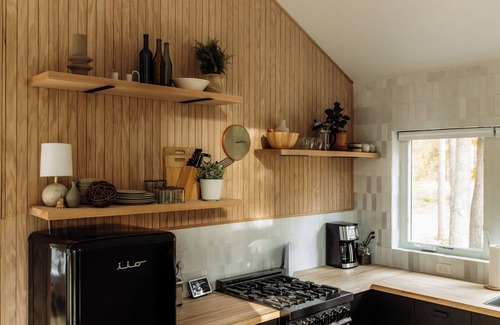 Hackensack Cabin | Modern Cabin in Forrest with Cedar Barrel Sauna
