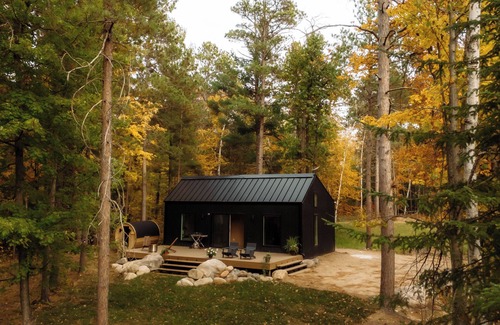 Hackensack Cabin | Modern Cabin in Forrest with Cedar Barrel Sauna